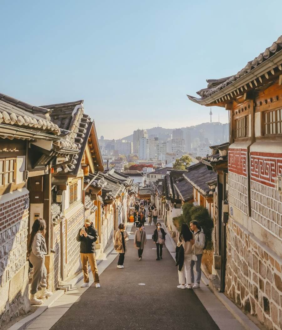 한옥 골목을 걷는 여행자들